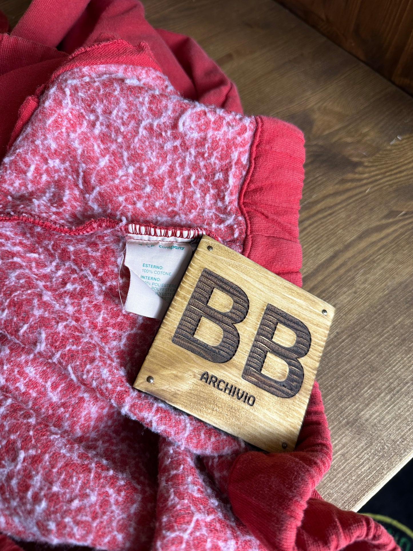 AW85 HOODIE in Blossom Red & Black