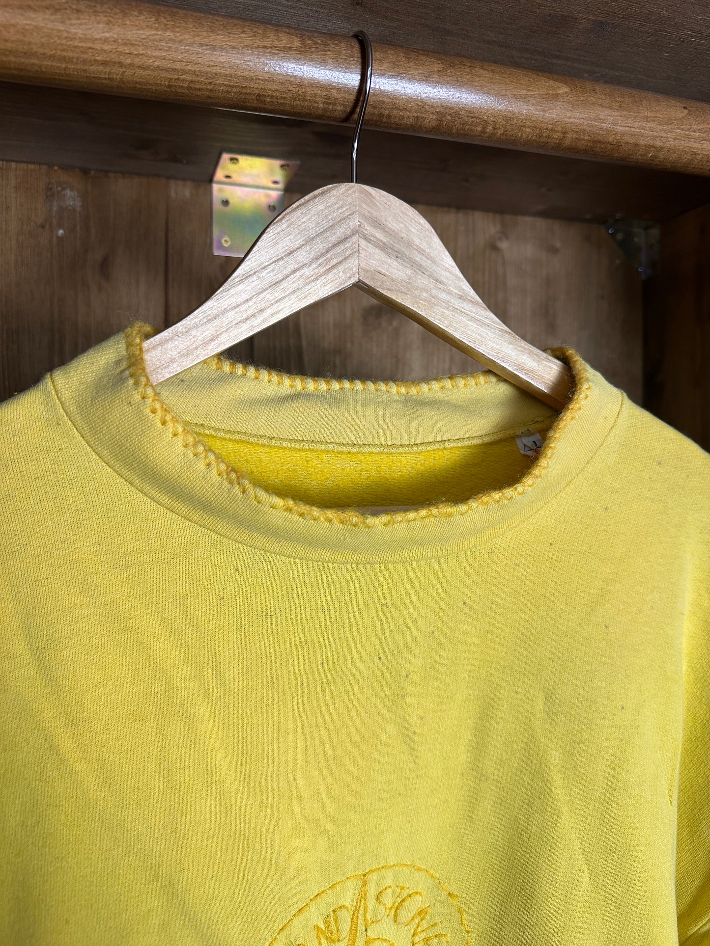 AW80s Baumwollpullover mit besticktem Kompass in Melonengelb