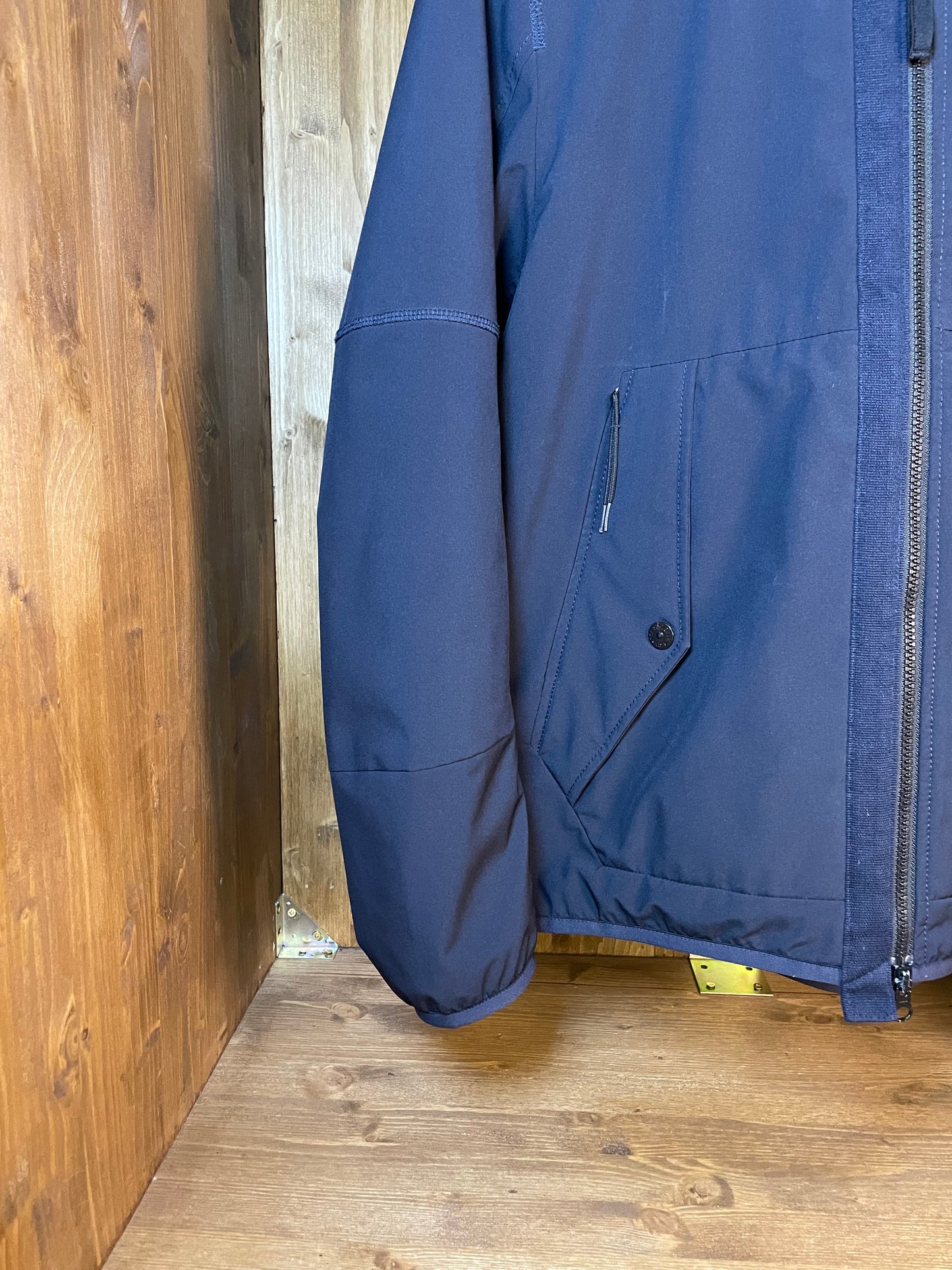 Blaue Softshell mit Primaloft-Isoliertechnologie