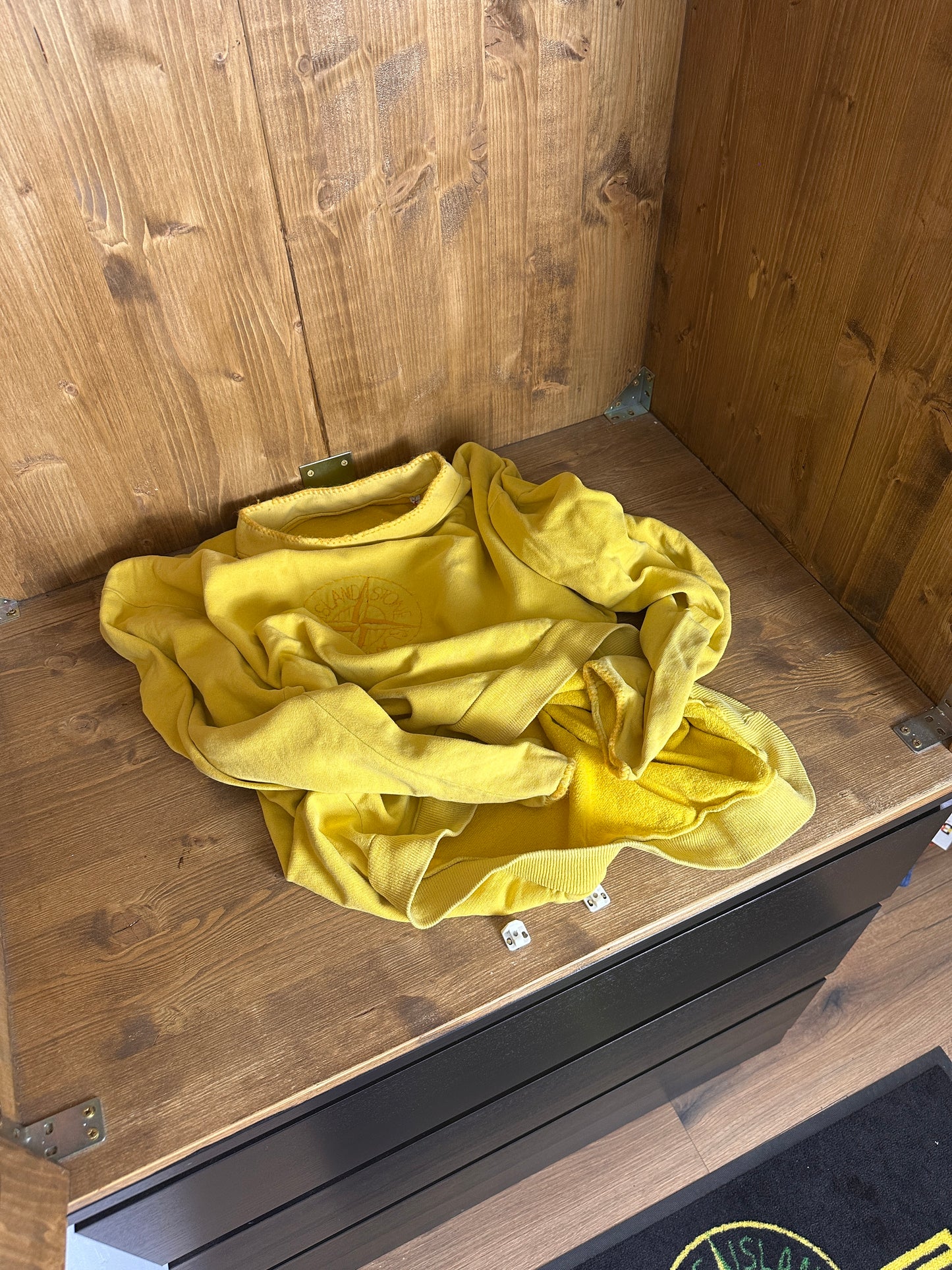 AW80s Baumwollpullover mit besticktem Kompass in Melonengelb