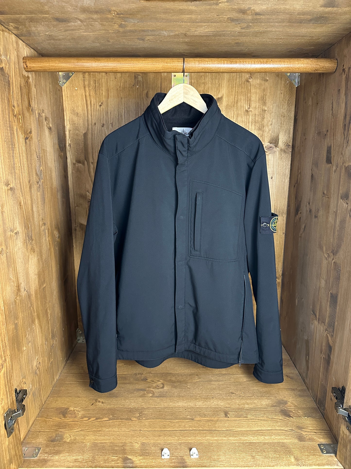 AW16 SOFT SHELL-R in Deep Black