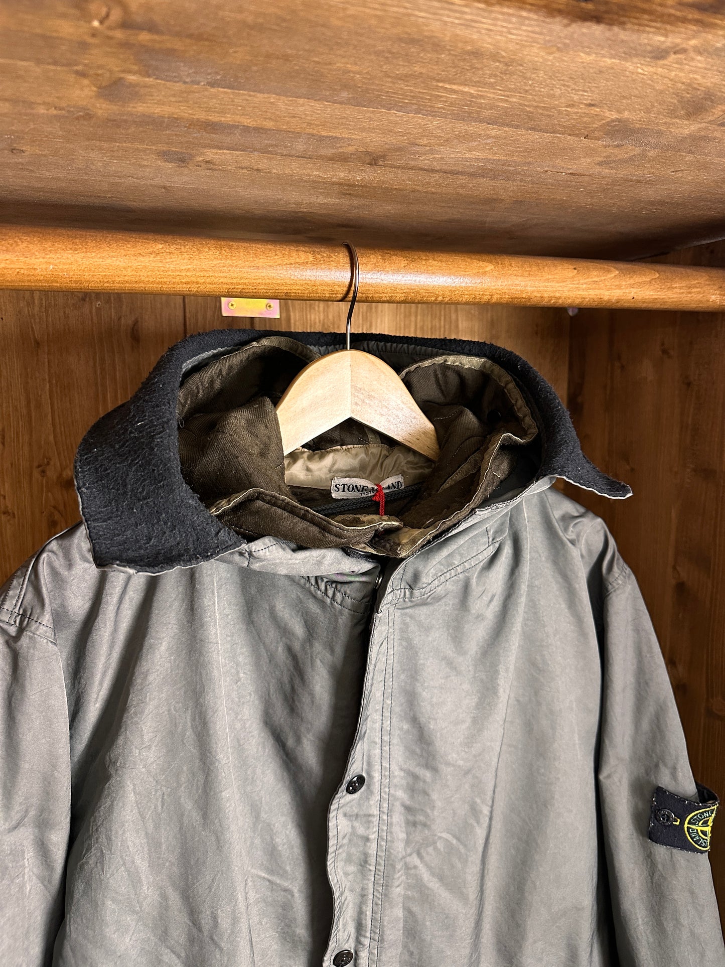 AW06 FISHTAIL SPELLOUT HOOD PARKA in Dust Grey