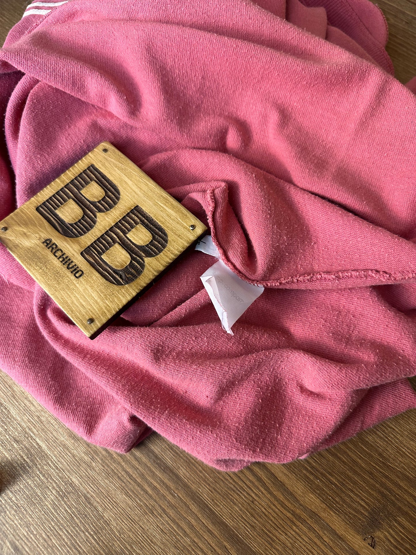 SS80s VULCANISED ROUND LOGO TEE in Pink