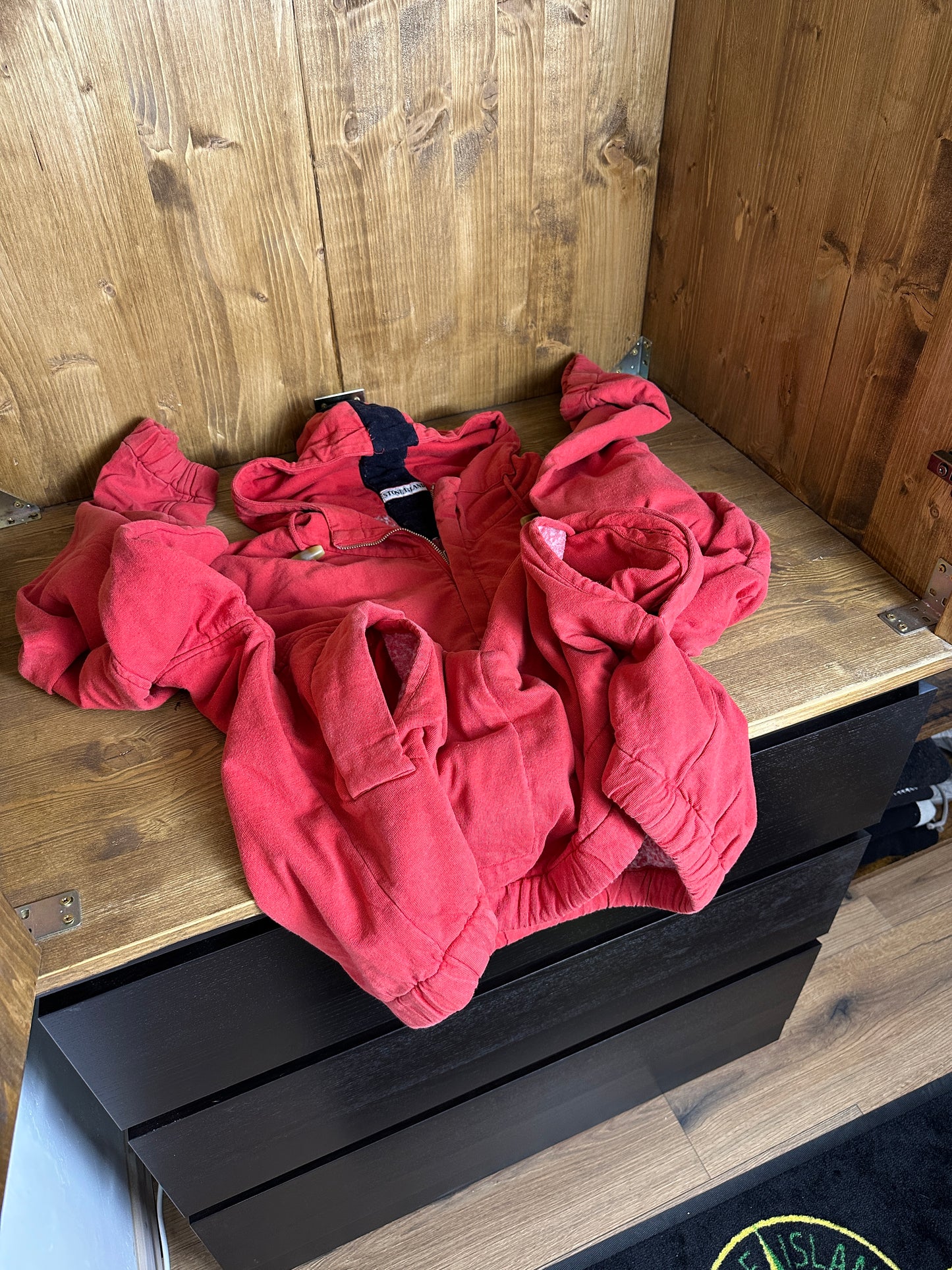 AW85 HOODIE in Blossom Red & Black