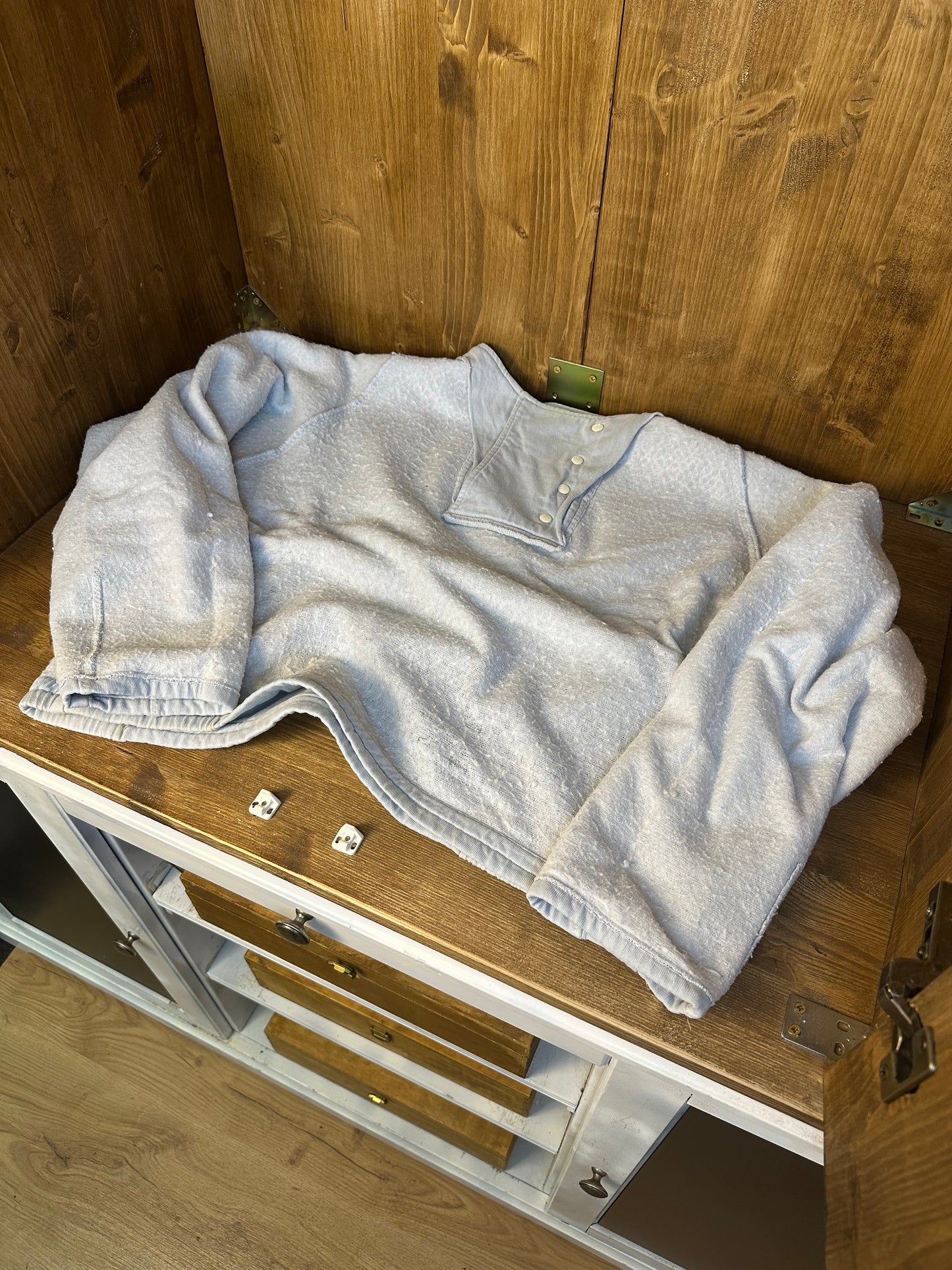 AW84 MARINA CROPPED CREWNECK in Baby Blue