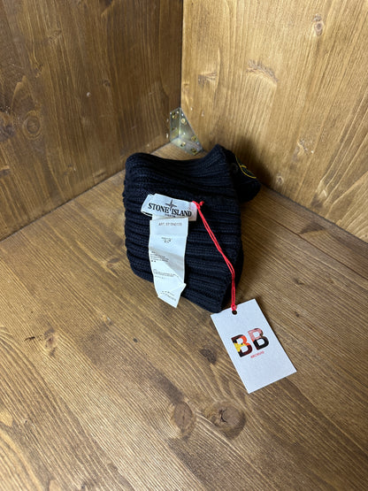 AW12 BADGE BEANIE in Black