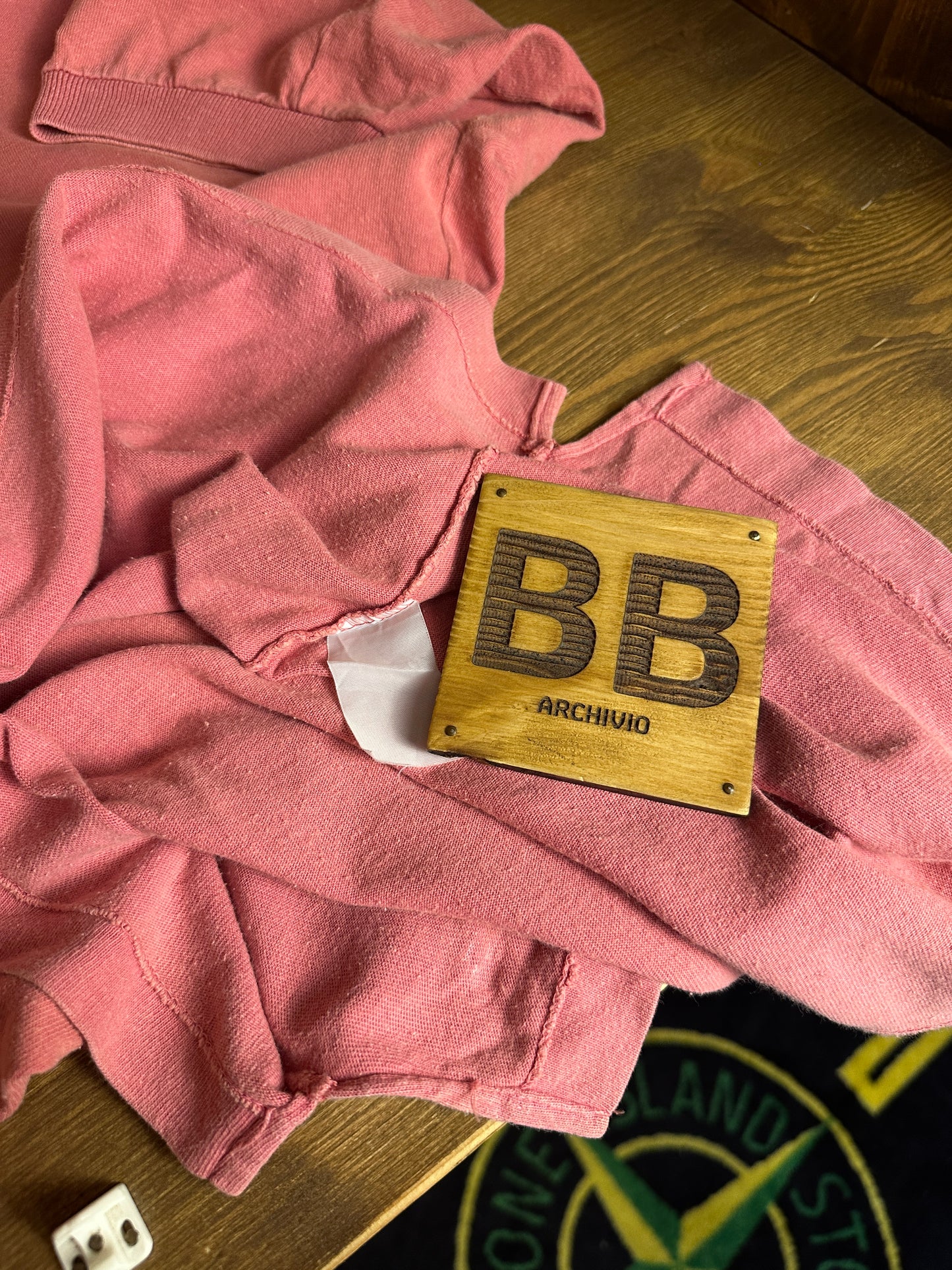 SS89 EMBROIDERED SPELLOUT POLO in Antique Pink