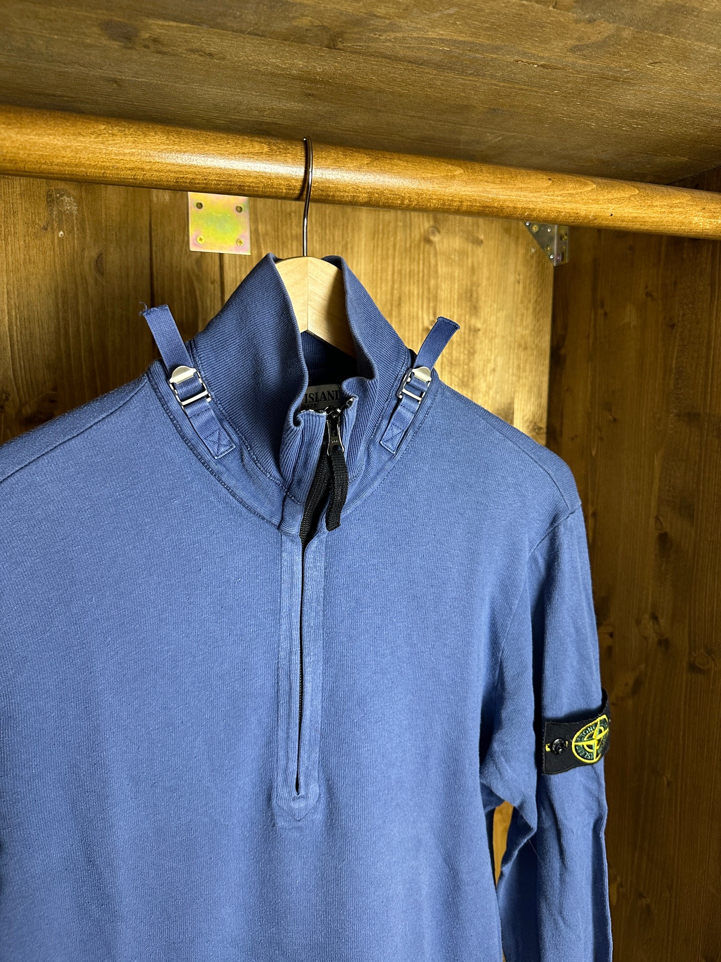AW00s 1/4 ZIP COTTON JUMPER WITH METAL INSERTS in Distant Blue